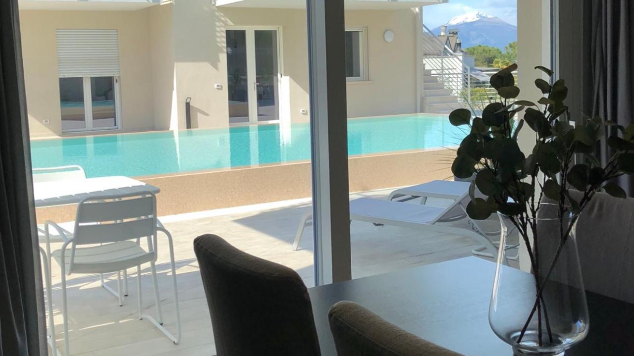 *Central Lakeside Apt*Swimming Pool & Free Parking Apartment Peschiera del Garda Exterior photo